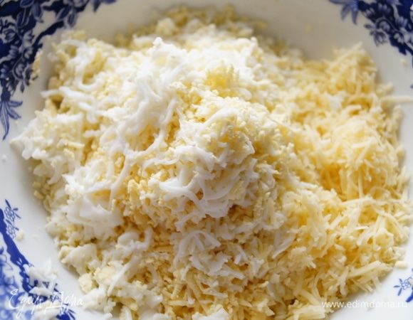 Яйца отварить в крутую. Затем сыр и яйца натереть на мелкую терку, немного посолить и перемешать.