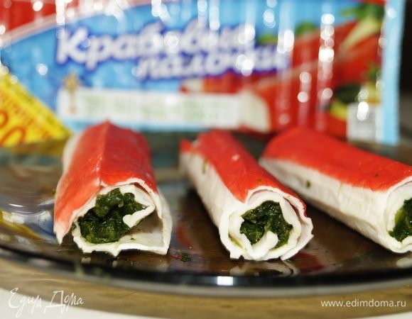 Свернуть крабовую палочку рулетом.