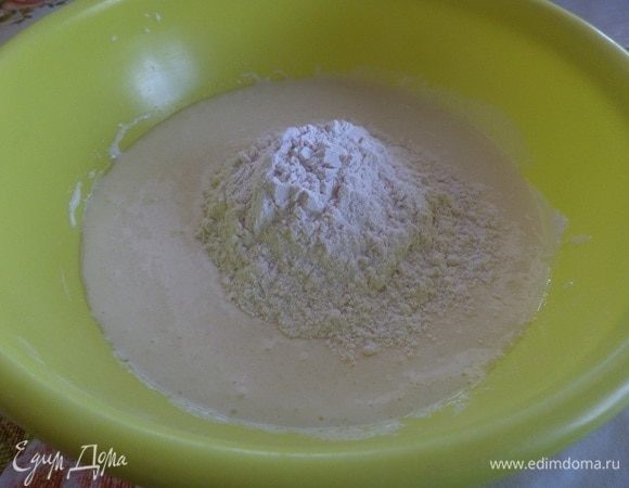Добавляем просеянную муку.