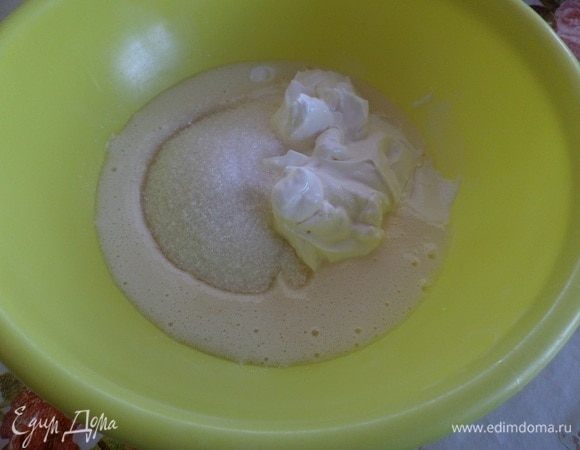 Добавляем сметану и оставшийся сахар. Хорошо взбиваем.