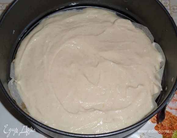 В форму, застеленную пергаментом, выкладываем 1 часть теста. Ставим форму в разогретую духовку.