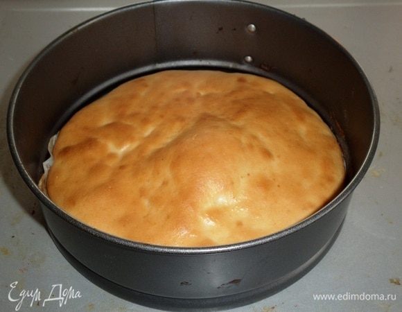 Выпекаем корж 15-20 минут при 180°С. Аналогично выпекаем еще 2 коржа. Остужаем коржи на решетке. 