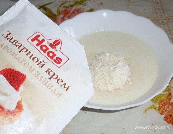 В чашку наливаем 100 мл молока комнатной температуры. Добавляем в чашку сухую смесь «Заварной крем с ароматом ванили» ТМ Haas. Хорошо перемешиваем.