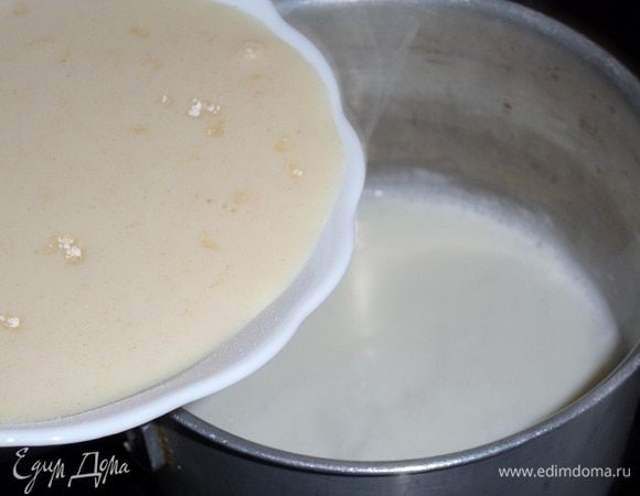 Добавляем полученную смесь в кастрюлю с горячим молоком. Варим, постоянно помешивая, до загустения.