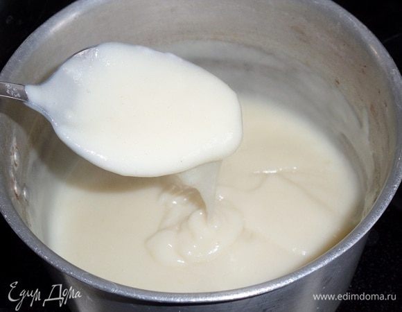 Заварной крем готов. Остужаем крем, поставив кастрюлю в чашку с ледяной водой.