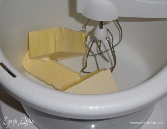 В чашу миксера выкладываем сливочное масло и взбиваем.
