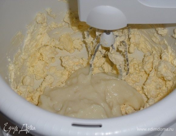 Добавляем к взбитому сливочному маслу остывший заварной крем. 
