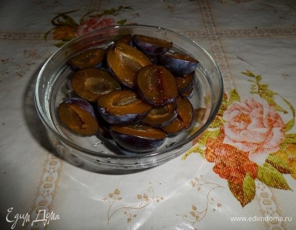 Промываем сливы и удаляем косточки.