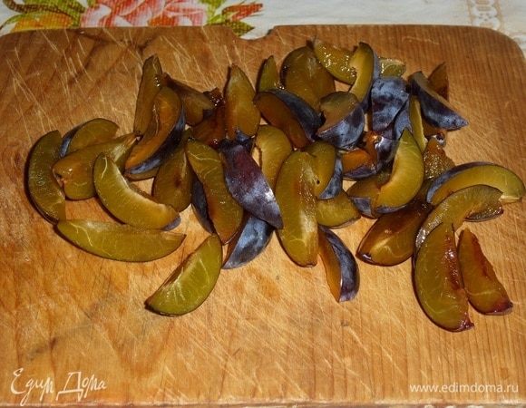 Нарезаем сливы.