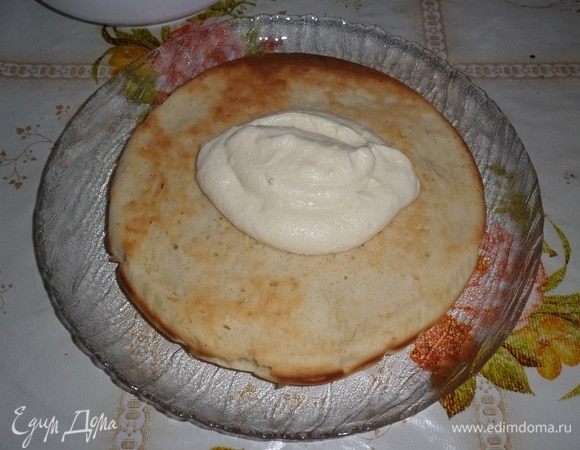 На тарелку выкладываем корж. Поверх коржа  выкладываем 1-2 ст. л. приготовленного крема. Равномерно распределяем.