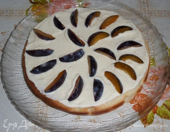 Добавляем нарезанные сливы. 