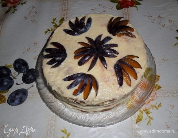 Охлажденный торт украшаем нарезанными сливами. 