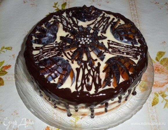 Приготовленную шоколадную смесь выливаем в плотный полиэтиленовый пакетик, отрезаем уголок. Поливаем шоколадной массой охлажденный торт.