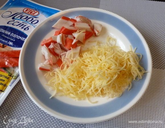 Крабовые палочки Vici нарежем кусочками, сыр натрем на терке. Одну крабовую палочку оставить, ее мы используем как украшение.