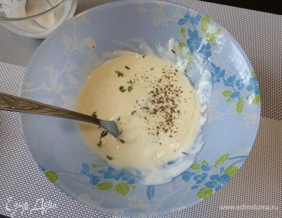 Смешаем яйцо, майонез и сметану. Чтобы не было так жирно, я сметану немного развела кефиром. С тимьяна оборвем листики и добавим в тесто. Поперчим.