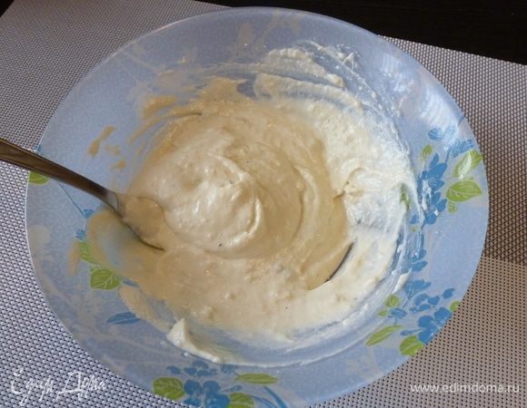 Добавим муку и размешаем. При желании можно посолить, но я не солила, соли и так там достаточно, на мой взгляд. Добавим палочки и сыр, аккуратно размешаем.