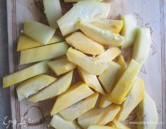 Молодой кабачок очистить от кожуры и нарезать небольшими брусочками.