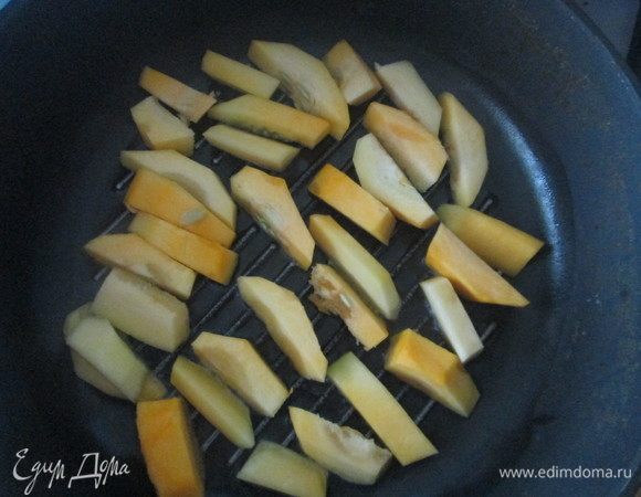 И обжарить на сковороде-гриль на растительном масле.