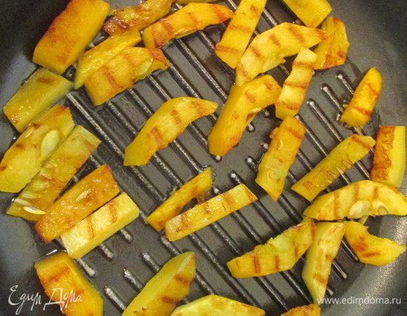 Как будут готовы, выложить на бумажную салфетку и дать стечь лишнему маслу.