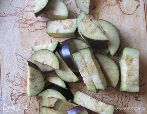 Баклажан нарезать полукружочками.