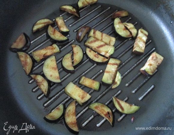 И обжарить на сковороде-гриль.