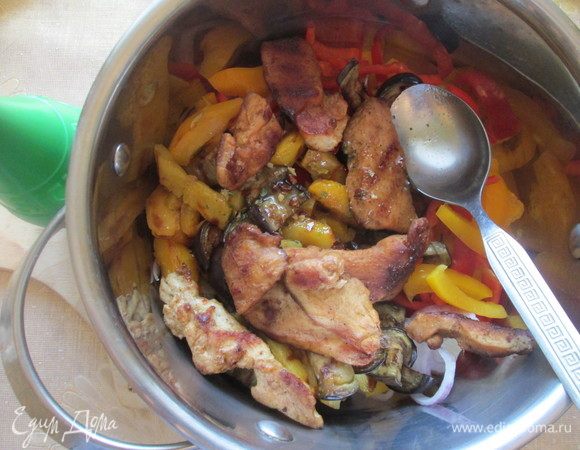 Перемешать все ингредиенты и выложить на блюдо.