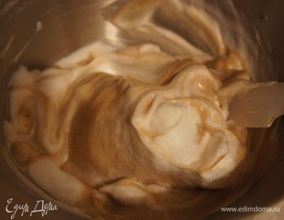 Аккуратно, без использования миксера, смешиваем обе полученные массы.