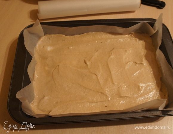 Выливаем массу на противень (предварительно застилаем пергаментной бумагой), выпекаем при температуре 180°С в течение 20 минут.