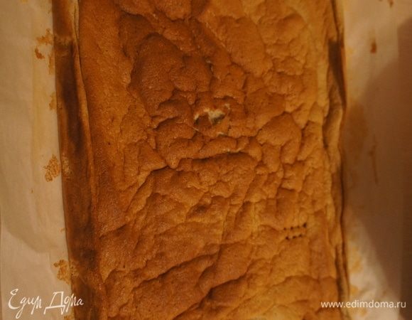 Достаем бисквит, даем немного остыть и намазываем на него джем/варенье. Затем скручиваем, обрезаем некрасивые края, посыпаем сахарной пудрой. Угощаем друзей и угощаемся сами.
