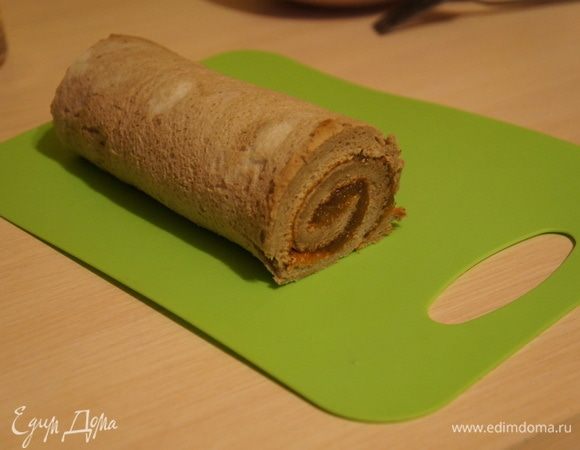 Бисквит получается воздушный, нежный и, буквально, тает во рту. При скручивании рулет не рвется.  