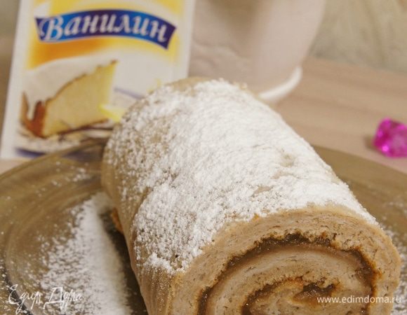 Посыпаем рулет сахарной пудрой и угощаемся.
