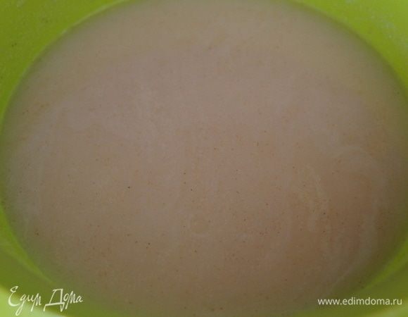 Манную крупу смешиваем с сахаром и водой. Даем настояться 30 минут.