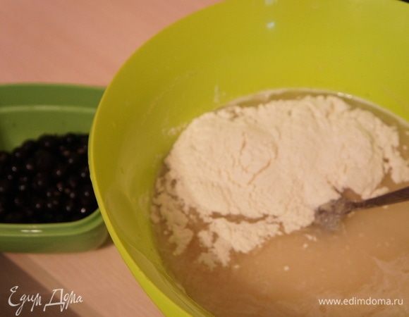 Добавляем муку и соду. Хорошо перемешиваем.