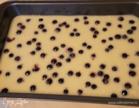 Полученную массу выливаем на противень и засыпаем сверху ягодами. Противень ставим в разогретую до 180°С духовку на 30 минут.