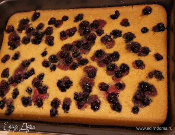 Приготовленный пирог достаем из духовки, даем остыть.