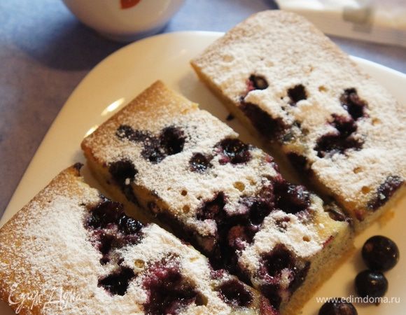 Перед подачей на стол пирог посыпаем сахарной пудрой ТМ Haas.