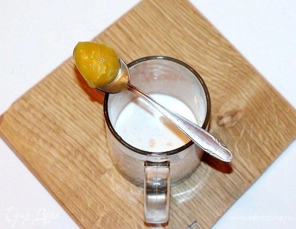 К овсяным хлопьям добавляем мед, перемешиваем.
