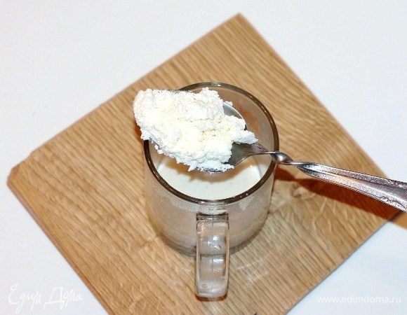 Затем вмешиваем по 1 столовой ложке творог.
