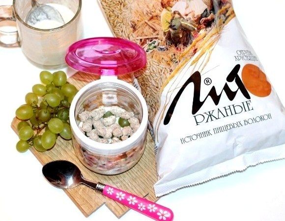 Берем банку объемом 0,4 литра и выкладываем слоями, чередуя: творожная масса, виноград, отруби «Лито» и т.д.
