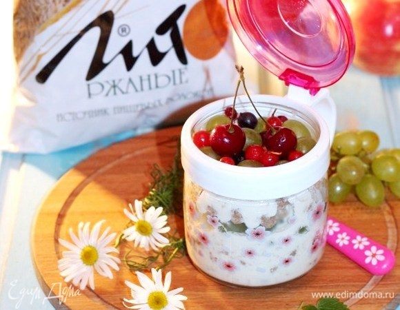  Украшаем сверху ягодами и наслаждаемся вкусным сытным и полезным завтраком.
Приятного аппетита!