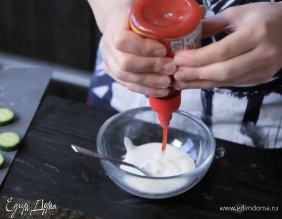 Смешать йогурт с соусом чили.