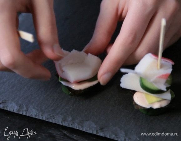 Затем — кусочек авокадо и крабовое мясо.