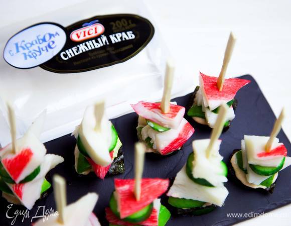 Следом — кружочек огурца, и завершаем все снова кусочком краба.