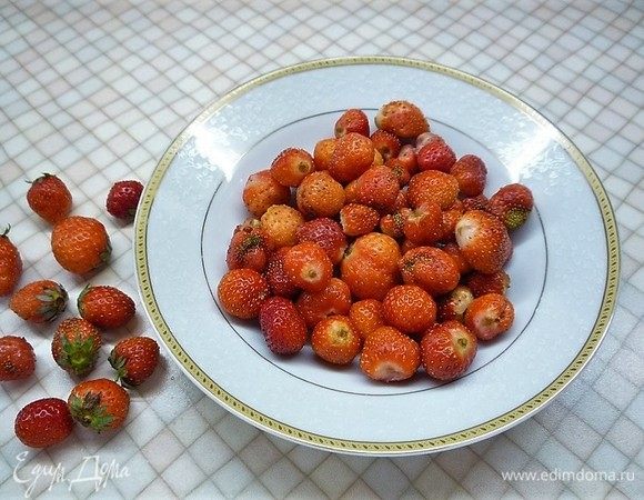 Клубнику моем, очищаем от хвостиков и нарезаем небольшими кусочками. Несколько ягод оставляем для украшения.