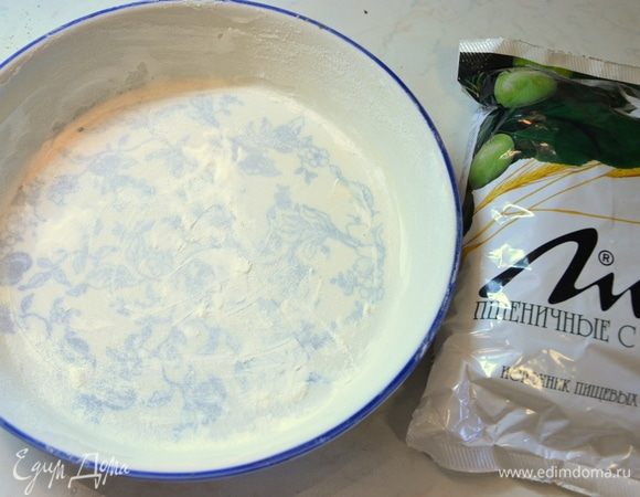 Форму для запекания смазать сливочным маслом, посыпать мукой и сделать «рубашку»: встряхнуть так, чтобы вся поверхность формы покрылась мукой. Убрать форму в холодильник. Количество муки в рецепте указано без учета обсыпки формы.
