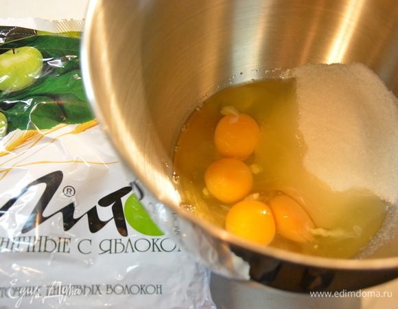 Яйца комнатной температуры взбить с сахаром.