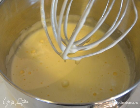 Взбиваем в крепкую пену. Рецепт немного адаптировала: уменьшила количество сахара, вместо 5 взяла 4 крупных отборных яйца, иначе яйца сильно чувствовались в готовой шарлотке.