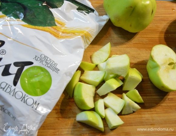Яблоки разрезать пополам, удалить сердцевину и нарезать крупными кубиками.