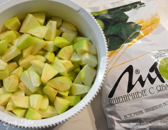 Сбрызнуть яблоки лимонным соком и перемешать.