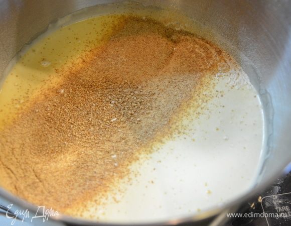 Хрустящие пшеничные отруби смолоть в муку. В яичную смесь просеять муку и отруби. 